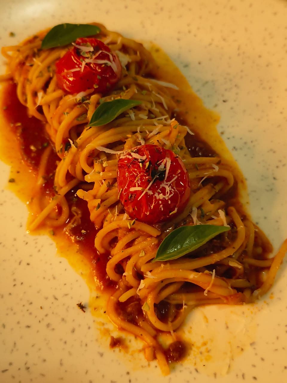 Espaguete Molhos & Pastas com tomates, molho e manjericão, pronto para a próxima garfada