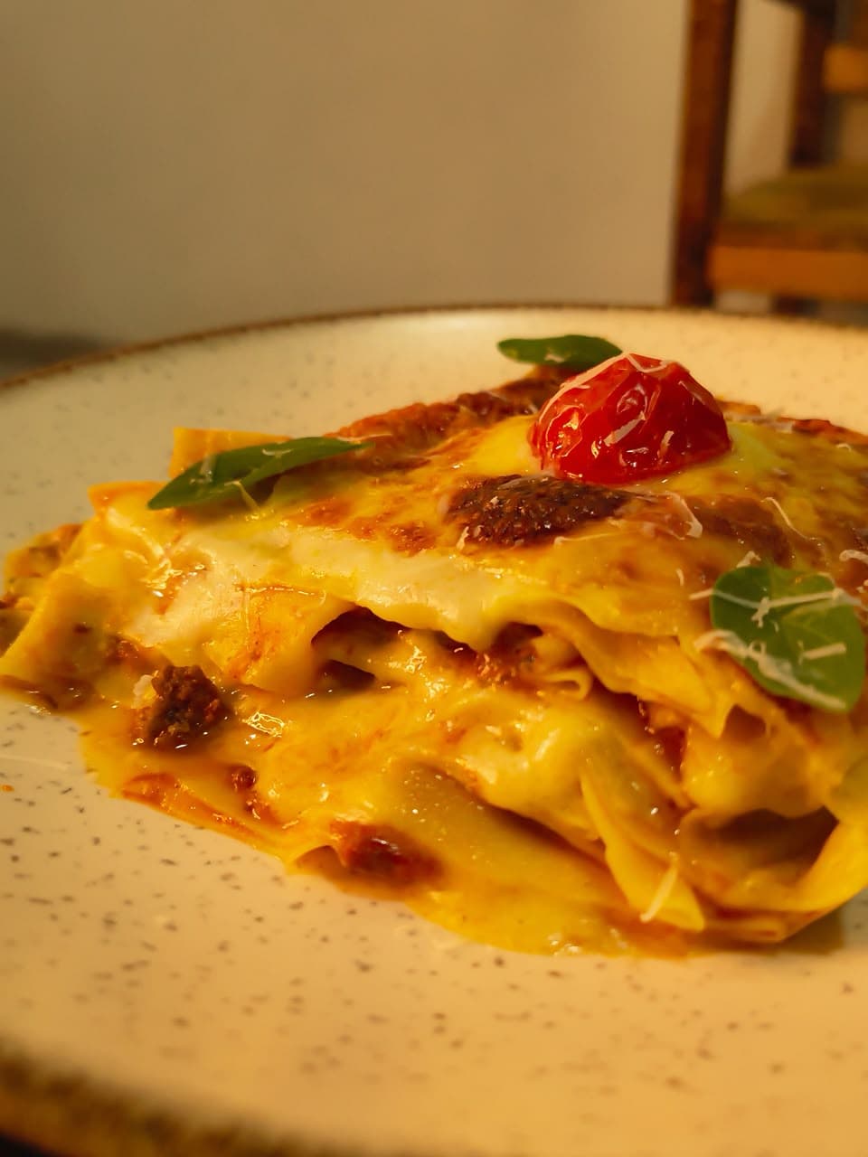 Lasanha gratinada com molho e manjericão